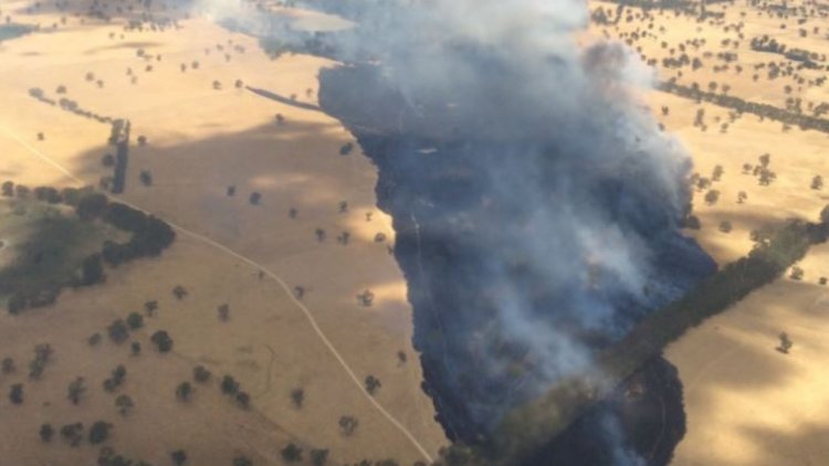 Warning as bushfire jumps border