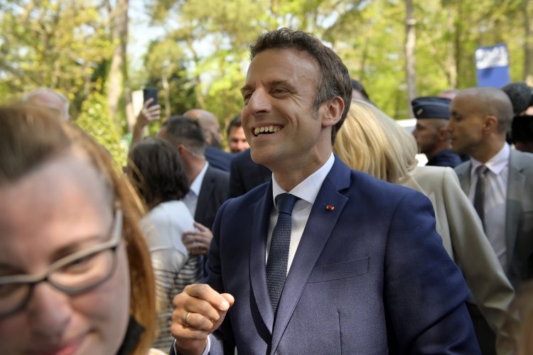 Macron set to clinch second term in France, defeating Le Pen